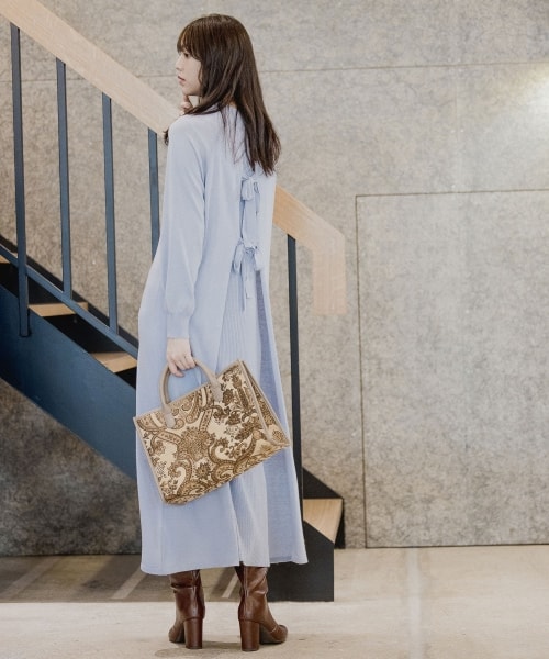 Andemiu（アンデミュウ）の「バックリボンタートルニットワンピース（ワンピース/ドレス・ブラック/アイボリー/ブルー）」の7枚目の写真