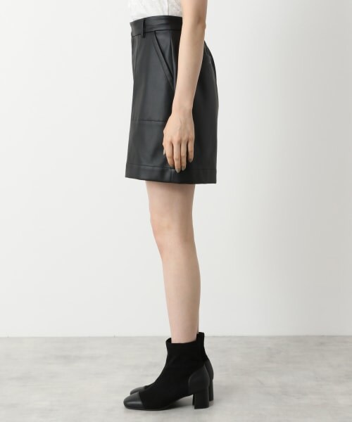 Heather（ヘザー）の「フェイクレザーバミューダショートパンツ