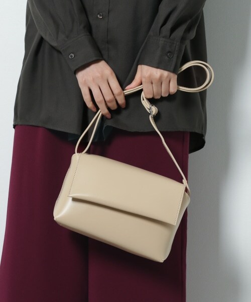 LAKOLE（ラコレ）の「ロールフラップショルダーバッグ（バッグ・ブラック()/ベージュ()/カーキ()）」の2枚目の写真