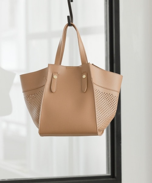 LEPSIM（レプシィム）の「フェイクレザーパンチングＢＡＧ（バッグ・オフ/ブラウン/ネイビー）」の2枚目の写真