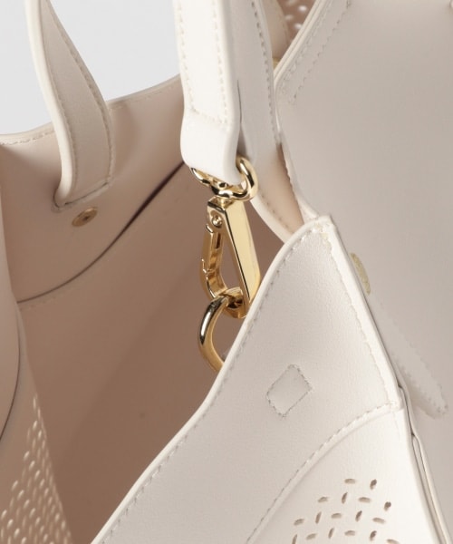 LEPSIM（レプシィム）の「フェイクレザーパンチングＢＡＧ（バッグ・オフ/ブラウン/ネイビー）」の9枚目の写真