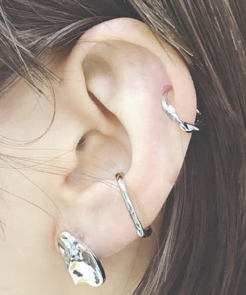 LOWRYS FARM（ローリーズファーム）の「レイヤードカフ＊ジュシイヤリング（アクセサリー・シルバー/1/ゴールド/5）」の3枚目の写真