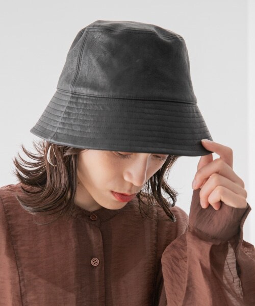 LOWRYS FARM（ローリーズファーム）の「Ｆレザーバケットハット（帽子・アイボリー/ブラック）」の2枚目の写真