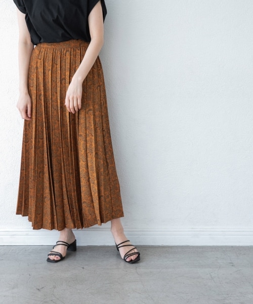 LOWRYS FARM（ローリーズファーム）の「ペイズリープリーツスカート（スカート・ブラック/ブラウン）」の4枚目の写真