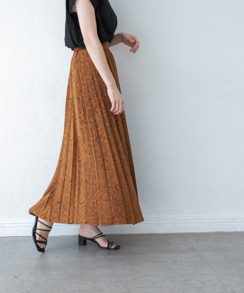 LOWRYS FARM（ローリーズファーム）の「ペイズリープリーツスカート（スカート・ブラック/ブラウン）」の2枚目の写真