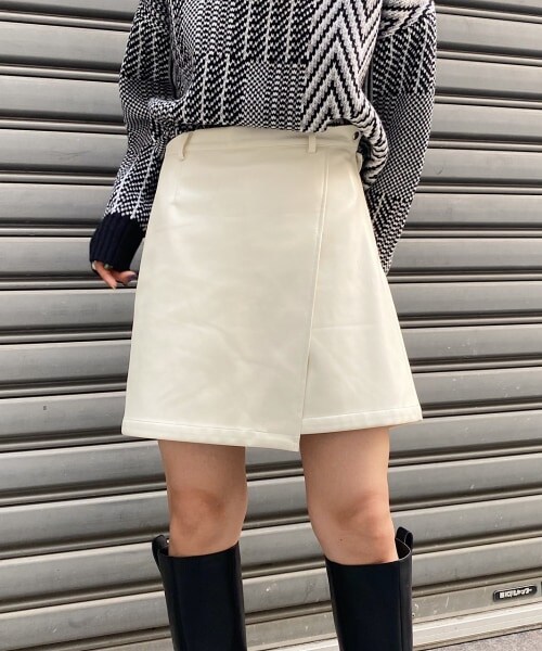 PAGEBOY(ページボーイ)の「エコレザーラップショートパンツ(パンツ・オフホワイト/ブラック)」の3枚目の写真