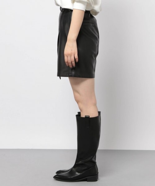 PAGEBOY(ページボーイ)の「エコレザーラップショートパンツ(パンツ・オフホワイト/ブラック)」の12枚目の写真