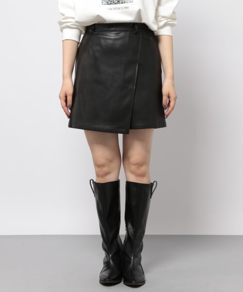 PAGEBOY(ページボーイ)の「エコレザーラップショートパンツ(パンツ・オフホワイト/ブラック)」の11枚目の写真