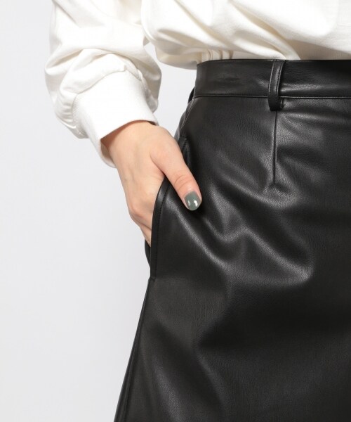 PAGEBOY(ページボーイ)の「エコレザーラップショートパンツ(パンツ・オフホワイト/ブラック)」の15枚目の写真