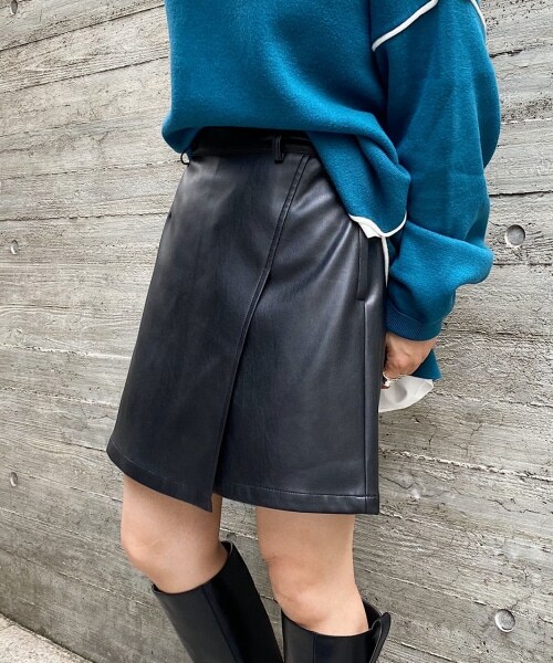 PAGEBOY(ページボーイ)の「エコレザーラップショートパンツ(パンツ・オフホワイト/ブラック)」の6枚目の写真