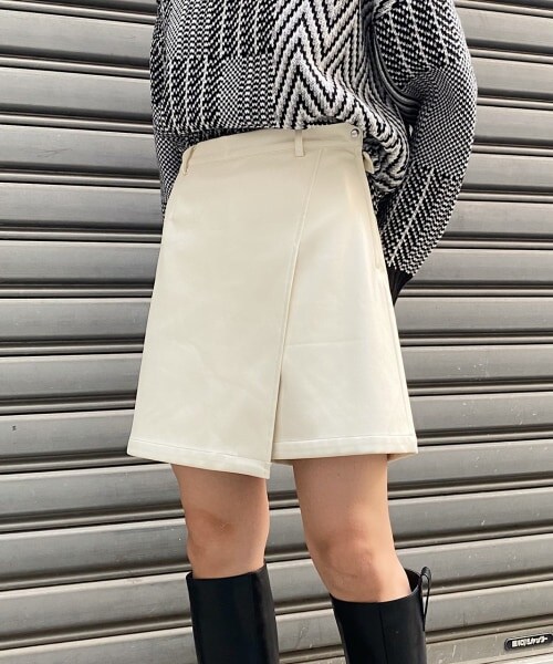 PAGEBOY(ページボーイ)の「エコレザーラップショートパンツ(パンツ・オフホワイト/ブラック)」の1枚目の写真