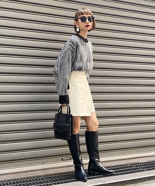 PAGEBOY(ページボーイ)の「エコレザーラップショートパンツ(パンツ・オフホワイト/ブラック)」の4枚目の写真