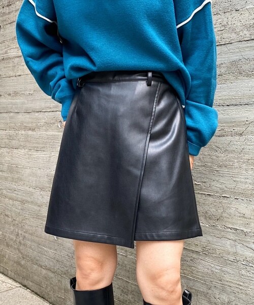 PAGEBOY(ページボーイ)の「エコレザーラップショートパンツ(パンツ・オフホワイト/ブラック)」の2枚目の写真