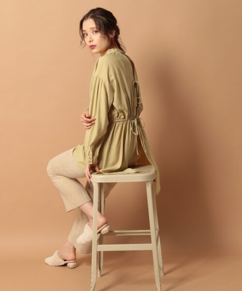 mysty woman(ミスティウーマン)の「バックシャン長袖ブラウス(トップス・アイボリー/ブラウン/マスタード)」の7枚目の写真