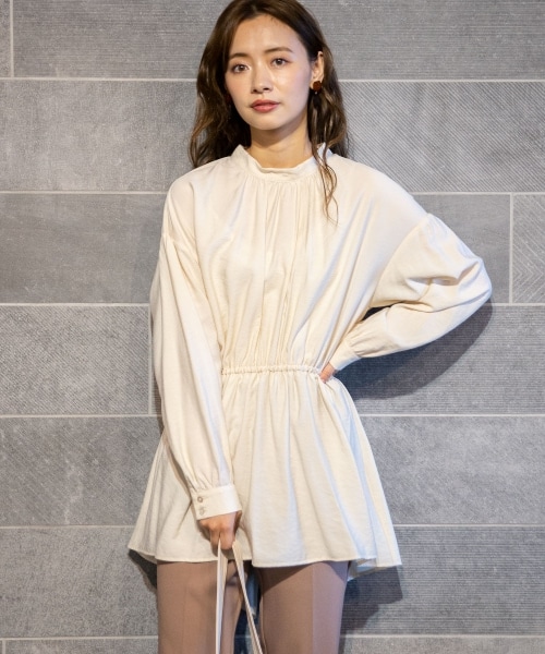 mysty woman(ミスティウーマン)の「バックシャン長袖ブラウス(トップス・アイボリー/ブラウン/マスタード)」の4枚目の写真