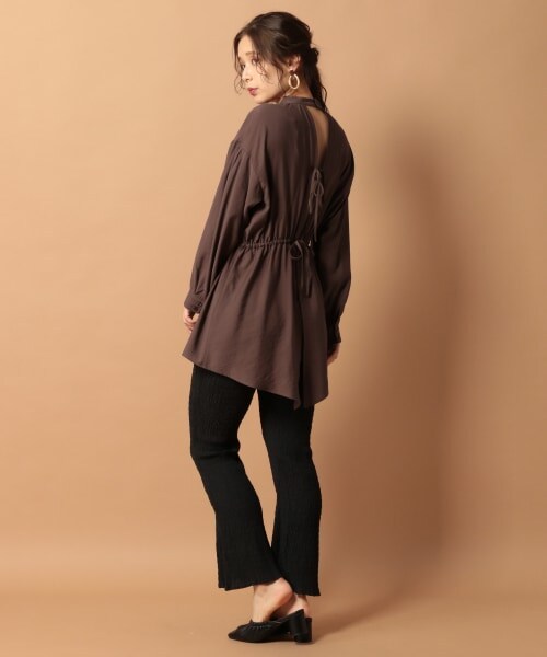 mysty woman(ミスティウーマン)の「バックシャン長袖ブラウス(トップス・アイボリー/ブラウン/マスタード)」の6枚目の写真