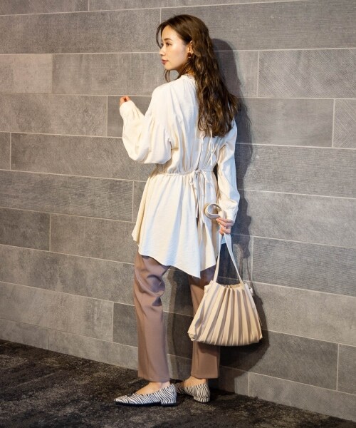 mysty woman(ミスティウーマン)の「バックシャン長袖ブラウス(トップス・アイボリー/ブラウン/マスタード)」の5枚目の写真