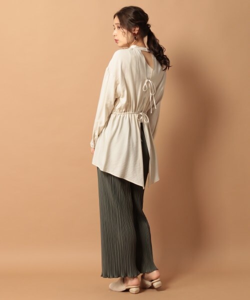 mysty woman(ミスティウーマン)の「バックシャン長袖ブラウス(トップス・アイボリー/ブラウン/マスタード)」の8枚目の写真