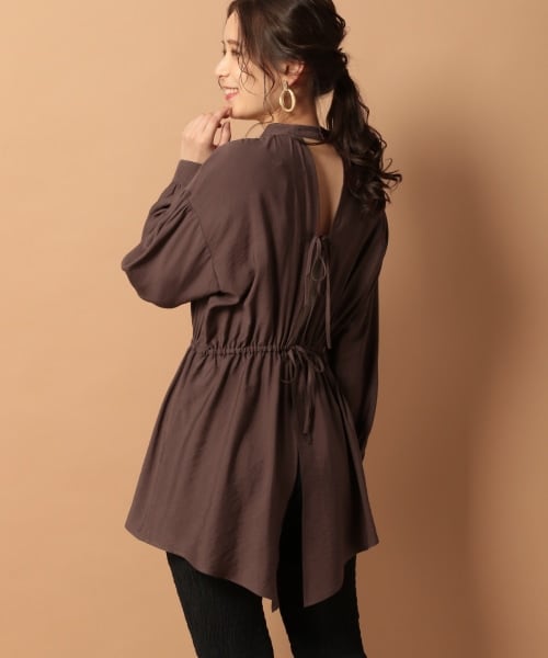 mysty woman(ミスティウーマン)の「バックシャン長袖ブラウス(トップス・アイボリー/ブラウン/マスタード)」の2枚目の写真