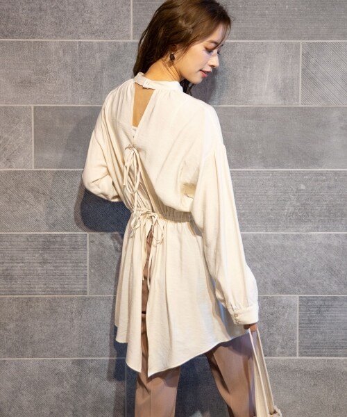 mysty woman(ミスティウーマン)の「バックシャン長袖ブラウス(トップス・アイボリー/ブラウン/マスタード)」の1枚目の写真