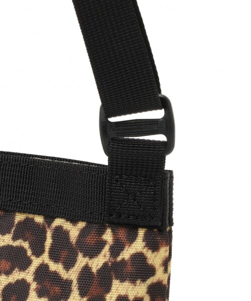 GLOBAL WORK(グローバルワーク)の「DRIFTERスリングポーチ(バッグ・ブラック/ベージュ/レオパード/パープル)」の10枚目の写真