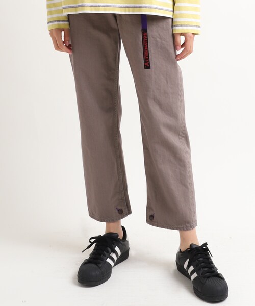 RNA（アールエヌエー）の「R3757 アスレチックジーンズ（パンツ・レディース・ベージュ/デニムオールド加工）」の3枚目の写真