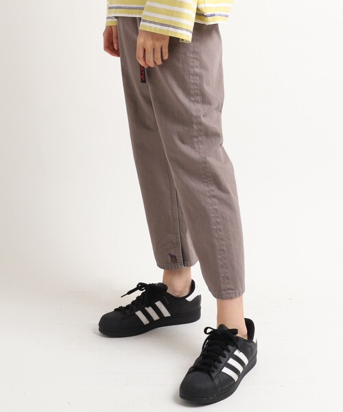 RNA（アールエヌエー）の「R3757 アスレチックジーンズ（パンツ・レディース・ベージュ/デニムオールド加工）」の4枚目の写真