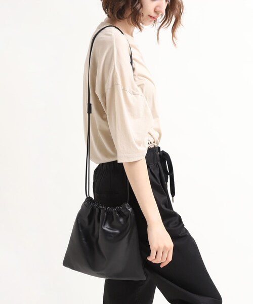 RNA-N（アールエヌエーエヌ）の「E4711 レザードロストバッグ（バッグ・レディース・ブラック/キャメル）」の4枚目の写真