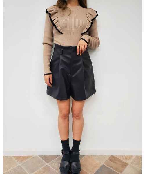 INGNI（イング）の「フェイクレザーキュロットパンツ（パンツ・レディース・ｱｲﾎﾞﾘｰ/ｸﾛ/ﾌﾞﾗｳﾝ・F）」の4枚目の写真