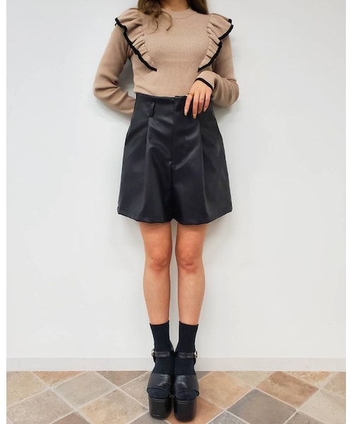 INGNI（イング）の「フェイクレザーキュロットパンツ（パンツ・レディース・ｱｲﾎﾞﾘｰ/ｸﾛ/ﾌﾞﾗｳﾝ・F）」の5枚目の写真