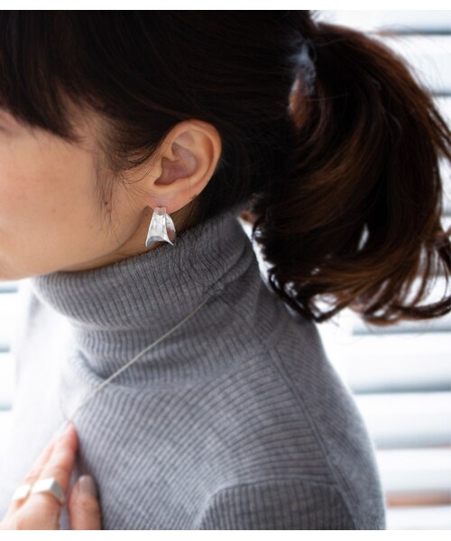 Ops.（オプス）の「Silver925 Hammered Concave Earrings CORNETTO -コルネ-（ピアス（両耳用）・レディース・シルバー・FREE）」の5枚目の写真