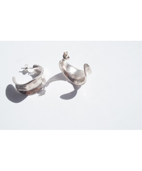 Ops.（オプス）の「Silver925 Hammered Concave Earrings CORNETTO -コルネ-（ピアス（両耳用）・レディース・シルバー・FREE）」の8枚目の写真