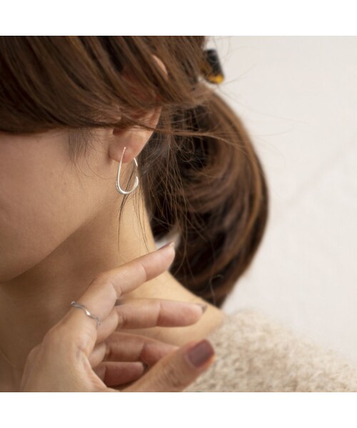Ops.（オプス）の「Silver925 Shiny Drop Hang Earrings LADEW -ラデュー-（ピアス（両耳用）・レディース・シルバー/イエローゴールド・FREE）」の3枚目の写真