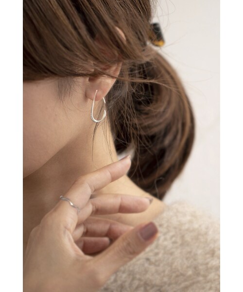 Ops.（オプス）の「Silver925 Shiny Drop Hang Earrings LADEW -ラデュー-（ピアス（両耳用）・レディース・シルバー/イエローゴールド・FREE）」の5枚目の写真