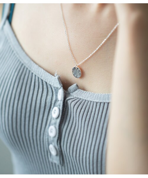 Ops.（オプス）の「Silver925 Ripple Coin Necklace NOVAC -ノバック-（ネックレス・レディース・シルバー/イエローゴールド・ONE SIZE）」の3枚目の写真