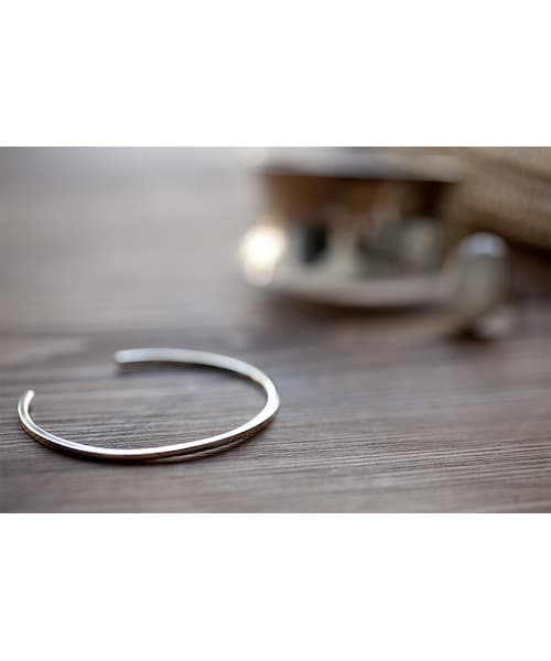 Ops.(オプス)の「Silver925 Elegant Slim Plane Bangle PIANTA -ピアンタ-(バングル/リストバンド・レディース・シルバー/イエローゴールド/ピンクゴールド・ONE SIZE)」の7枚目の写真
