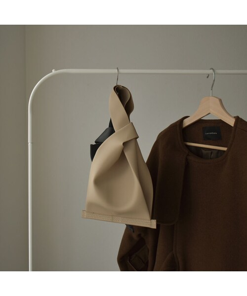 Lavish Gate（ラヴィッシュゲート）の「bag2-02520　スクエア ワンハンドル バッグ　ホワイト　ベージュ　ブラック（ハンドバッグ・レディース・その他）」の4枚目の写真