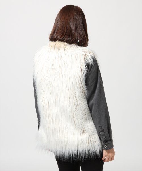 LEPSIM(レプシィム)の「フェイクファーベスト(トップス・レディース・ベージュ/サックス・FREE SIZE)」の4枚目の写真