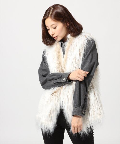 LEPSIM(レプシィム)の「フェイクファーベスト(トップス・レディース・ベージュ/サックス・FREE SIZE)」の5枚目の写真