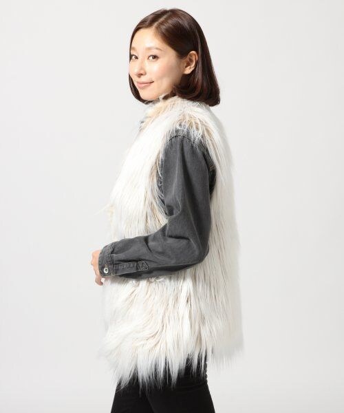 LEPSIM(レプシィム)の「フェイクファーベスト(トップス・レディース・ベージュ/サックス・FREE SIZE)」の3枚目の写真