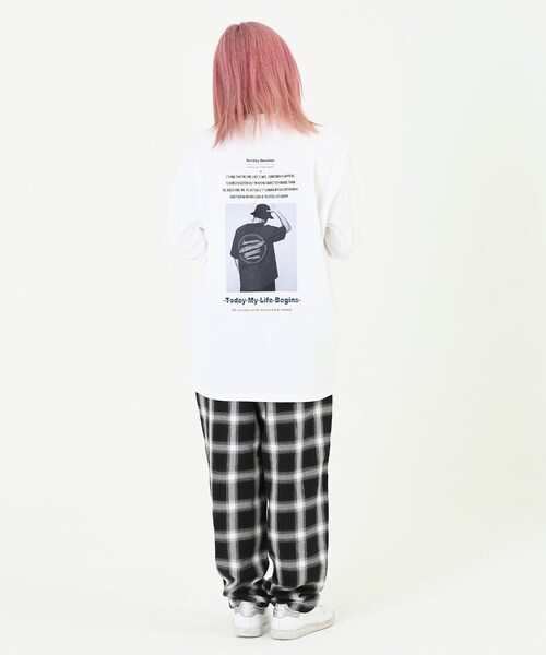 BOYSHE(ボーイシー)の「SUNDAY バックフォトプリントロングT ホワイト(Tシャツ/カットソー・レディース・その他)」の6枚目の写真