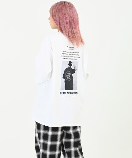 BOYSHE(ボーイシー)の「SUNDAY バックフォトプリントロングT ホワイト(Tシャツ/カットソー・レディース・その他)」の1枚目の写真