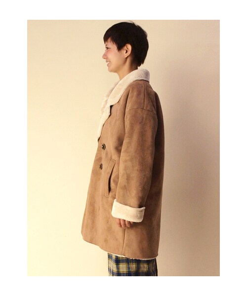w closet（ダブルクローゼット）の「【予約】フェイクムートンドロップショルダーダブルコート（トップス・レディース・ライトベージュ/モカグレー・FREE）」の4枚目の写真