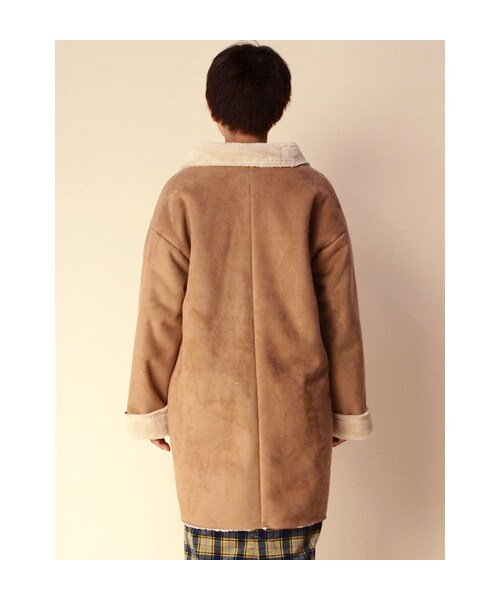 w closet（ダブルクローゼット）の「【予約】フェイクムートンドロップショルダーダブルコート（トップス・レディース・ライトベージュ/モカグレー・FREE）」の5枚目の写真