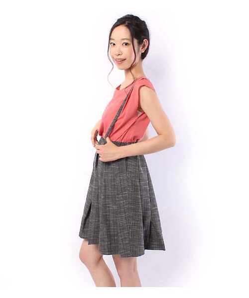 mysty woman（ミスティウーマン）の「ノースリーブトップス×吊りスカートセット（ワンピース/ドレス・レディース・オフホワイト/ライトオレンジ/ネイビー・M）」の5枚目の写真