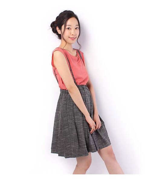 mysty woman（ミスティウーマン）の「ノースリーブトップス×吊りスカートセット（ワンピース/ドレス・レディース・オフホワイト/ライトオレンジ/ネイビー・M）」の3枚目の写真