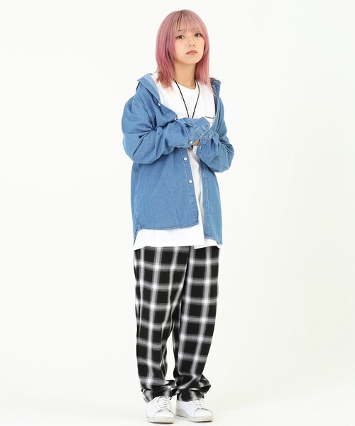 BOYSHE（ボーイシー）の「デニムロングシャツ　ブルー（シャツ/ブラウス・レディース・その他）」の2枚目の写真