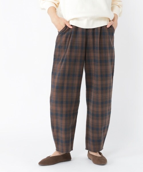 studio CLIP（スタディオクリップ）の「スラウチマルシェパンツ（パンツ・ホワイト(チェック)/ブラウン(チェック)/ブラックウォッチ/フラワープリント/イカットプリント/レオパード風プリント/アイボリー/ベージュ/インディゴ）」の2枚目の写真