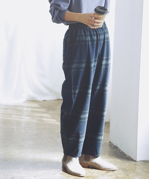 studio CLIP（スタディオクリップ）の「スラウチマルシェパンツ（パンツ・ホワイト(チェック)/ブラウン(チェック)/ブラックウォッチ/フラワープリント/イカットプリント/レオパード風プリント/アイボリー/ベージュ/インディゴ）」の3枚目の写真