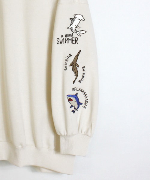 no brand（ノーブランド）の「サメ袖刺繍BIGスウェット/オフ